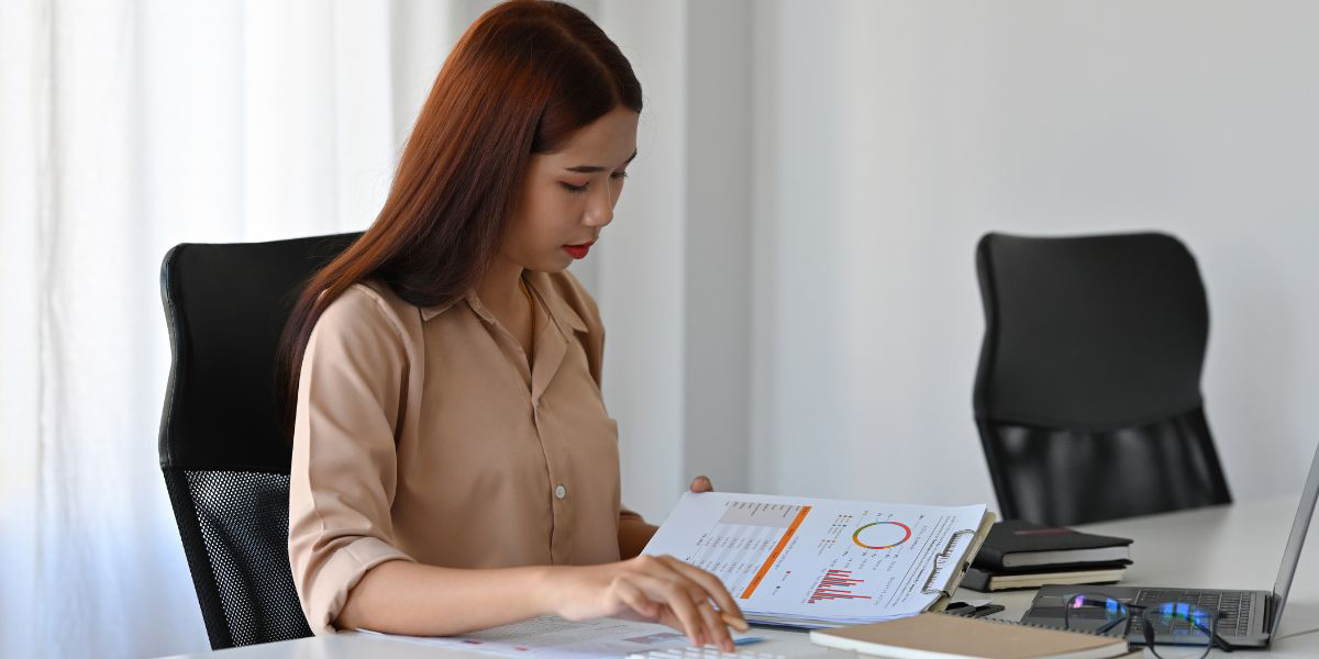 Kế toán tổng hợp quản lý số liệu tài chính và tham mưu chiến lược kế toán cho doanh nghiệp.
