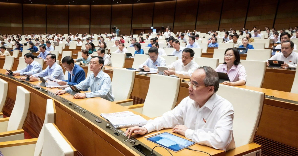 Cán bộ, công chức, viên chức là người làm việc trong cơ quan nhà nước.