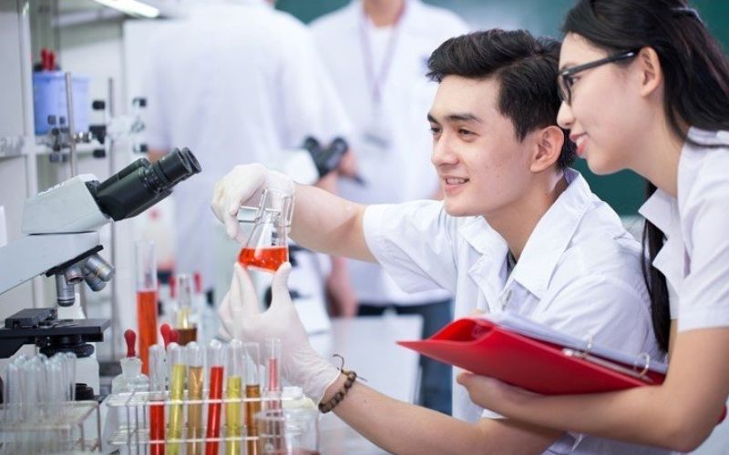 Doanh nghiệp dược phẩm sản xuất và kinh doanh thuốc.