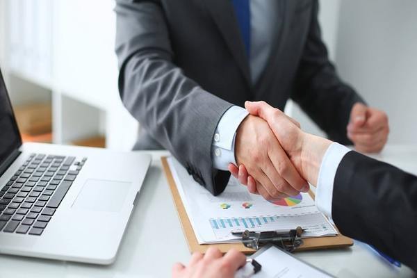 Giảng viên đại học có thể góp vốn tùy theo quy định pháp luật.